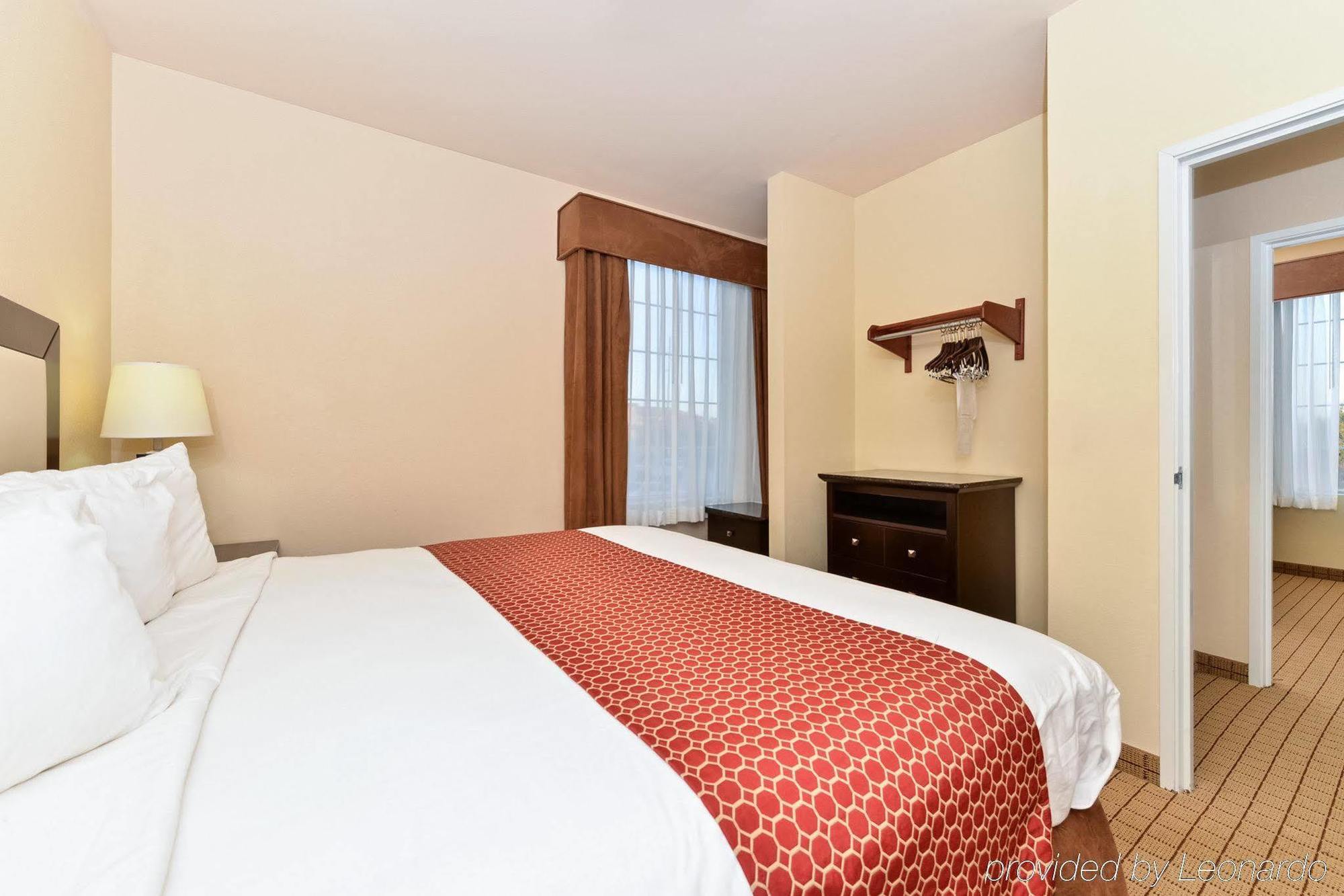 נורמן Express Inn & Suites מראה חיצוני תמונה